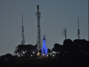 Morro do Cristo recebe iluminação especial em comemoração ao 