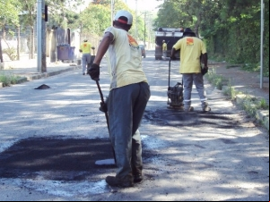 Serviço de tapa-buracos é intensificado em dias de seca