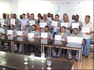 Prefeito entrega certificados de curso de segurança para funcionários da Empav e Secretaria de Obras