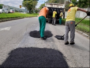 Empav utiliza 50 toneladas de massa asfáltica para operação tapa-buracos nesta terça-feira