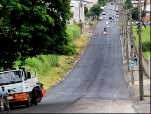 Rua Eduardo Weiss ganha novo asfalto 