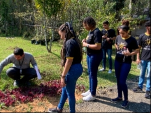 Jovens aprendizes da Empav participam de curso no horto florestal.